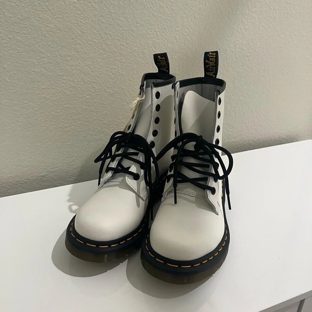 Doc Martens 1460 SMOOTH LEATHER LACE UP BOOTS, white size 6 - Picture 6 of 15